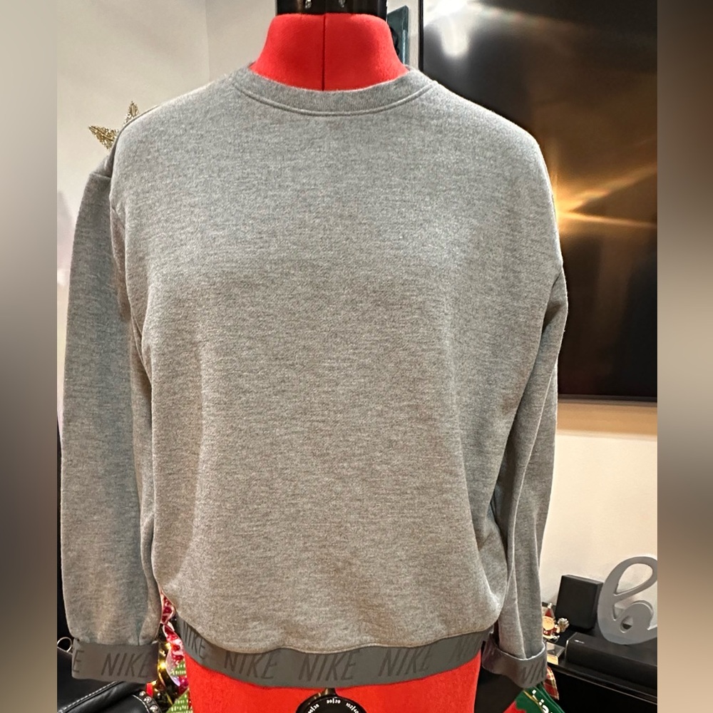 Nike Women’s Gray Dri Fit sweater pull over